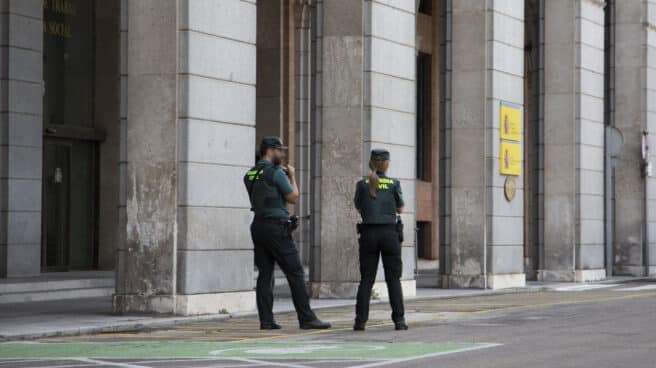 La Guardia Civil en la puerta del edificio de Nuevos Ministerios