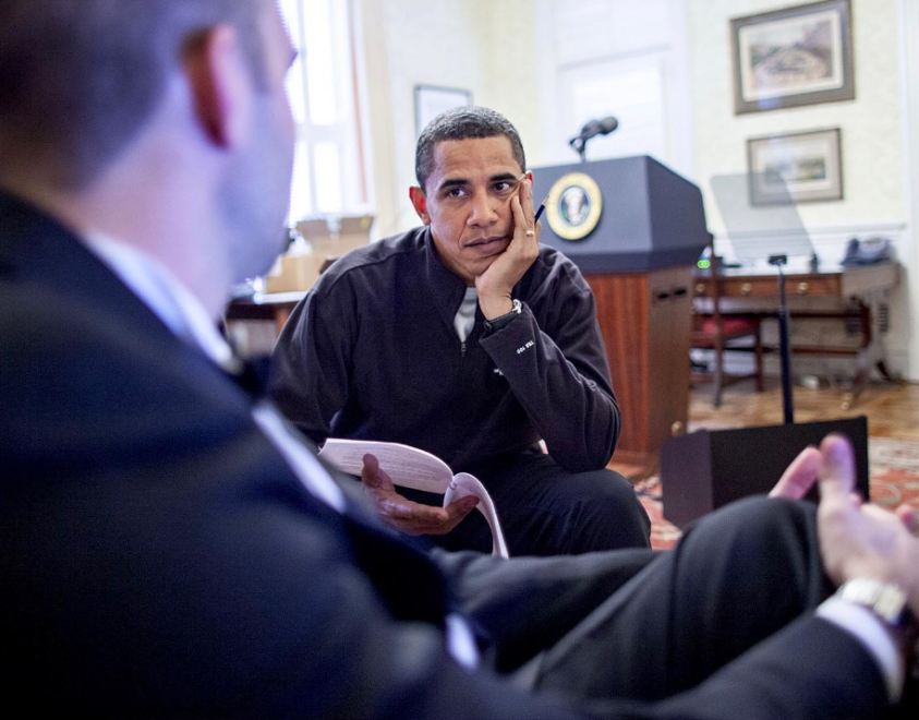 Obama en una imagen de 2009, trabajando en su discurso inaugural con el director, actor, guionista y productor Jon Favreau