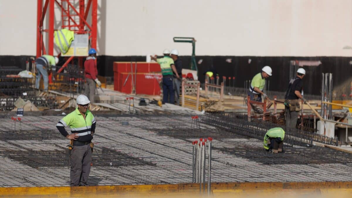 Varios obreros trabajan en la construcción de una vivienda en Móstoles, Madrid.