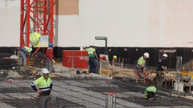 Obreros trabajando construcción Varios obreros trabajan en la construcción de una vivienda en Móstoles, Madrid.