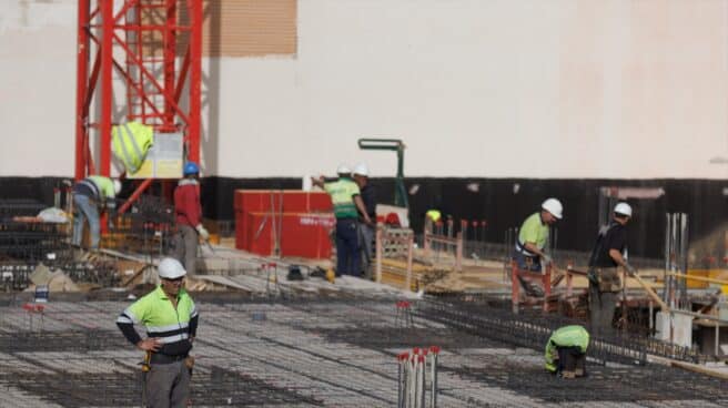 Varios obreros trabajan en la construcción de una vivienda en Móstoles, Madrid.