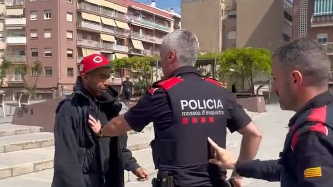 El padre de Lamine Yamal, jugador del Barça, destrozando una carpa de VOX en Barcelona