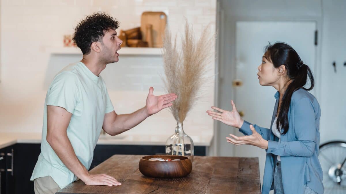 Pareja discutiendo