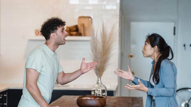 Un estudio revela que las personas casadas que son infieles no se arrepienten del engaño Pareja discutiendo