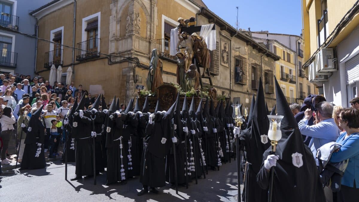 El paso del Descendimiento durante la procesión del Calvario en Cuenca.