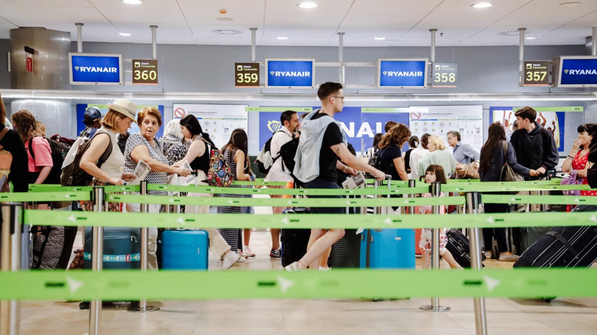 Pasajeros esperan en los mostradores de facturación de Ryanair, el día 1 de julio, en la Terminal 1 del Aeropuerto Adolfo Suárez Madrid Barajas