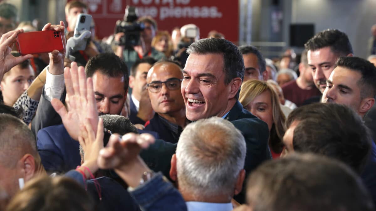 El presidente del Gobierno, Pedro Sánchez (c), participa en un acto de campaña este jueves en Zaragoza.