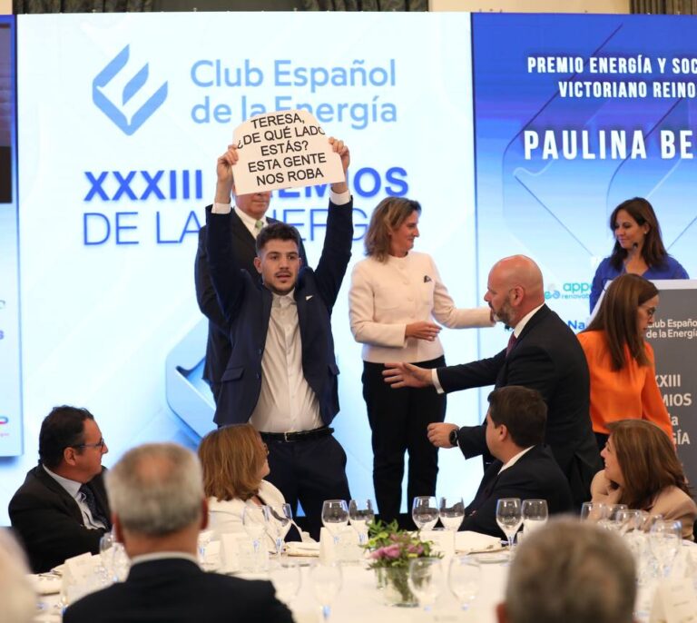 Activistas climáticos revientan la gala de los Premios de la Energía durante la intervención de Teresa Ribera