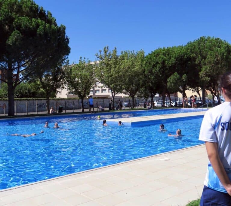 Muere una mujer electrocutada mientras limpiaba una piscina en Lleida