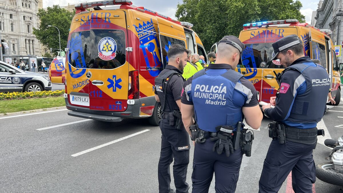 Los equipos de SAMUR tras estabilizar al motorista lo han trasladado al Gregorio Marañón.