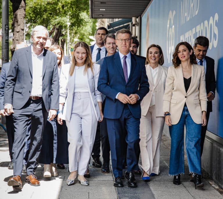 Las opciones del PP para evitar la 'foto' con Vox en alcaldías y comunidades antes del 23-J