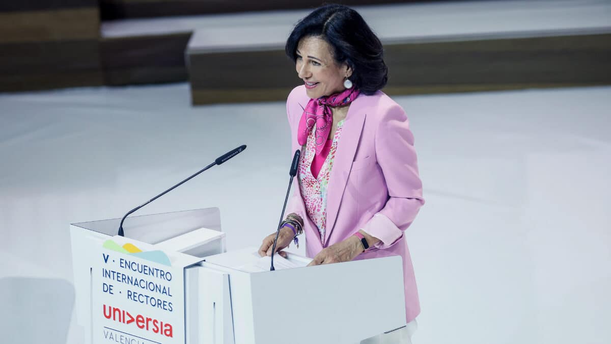 La presidenta del Banco Santander, Ana Botín, interviene durante el V Encuentro Internacional de rectores Universia, en la Ciudad de las Artes y las Ciencias