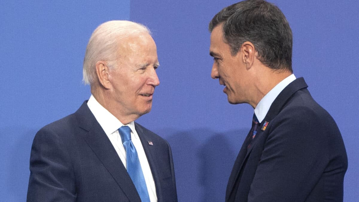 El presidente de EEUU, Joe Biden (i), y el presidente del Gobierno, Pedro Sánchez, conversan a su llegada al comienzo de la Cumbre de la OTAN 2022