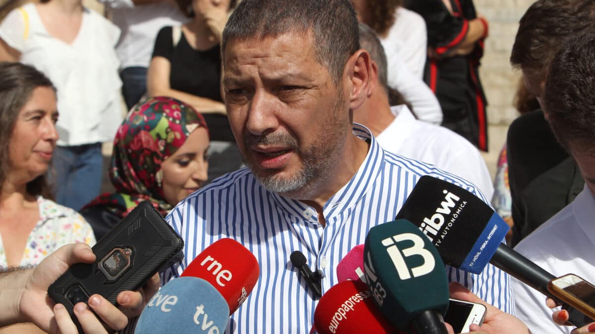 El presidente y fundador de Coalición por Melilla, Mustafa Aberchan, ofrece declaraciones a los medios