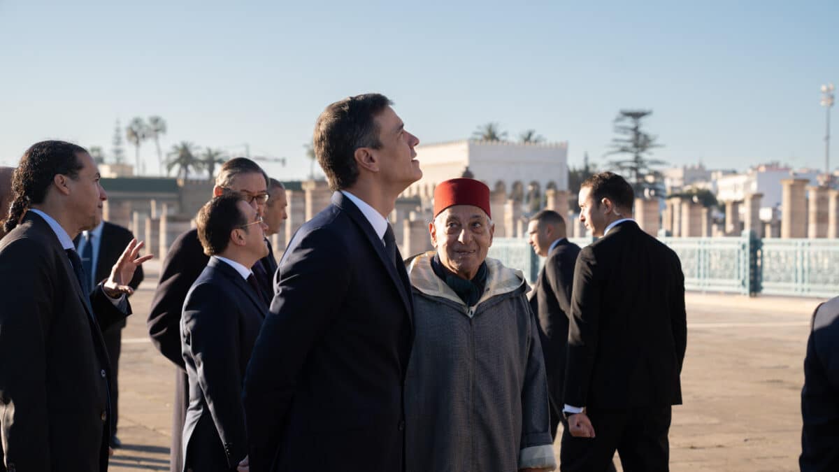 El presidente del Gobierno, Pedro Sánchez (c), y el historiador del Reino de Marruecos y portavoz del Palacio Real, Abdelhak Lamrin (3d), después de visitar el Mausoleo de Mohamed V