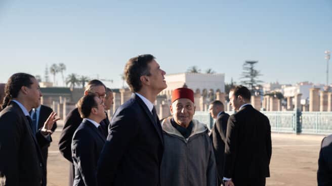 El presidente del Gobierno, Pedro Sánchez (c), y el historiador del Reino de Marruecos y portavoz del Palacio Real, Abdelhak Lamrin (3d), después de visitar el Mausoleo de Mohamed V