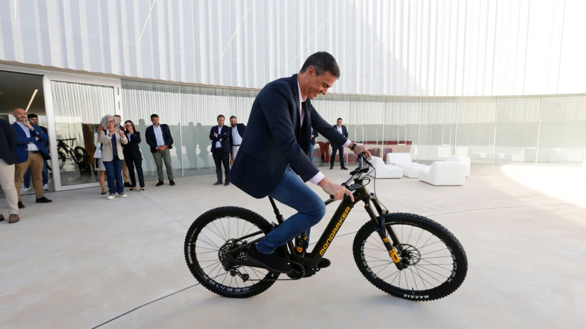 El presidente del Gobierno, Pedro Sánchez, durante una visita a las instalaciones de la fábrica de bicicletas Mondraker