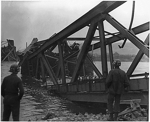 Soldados frente al puente de Remagen