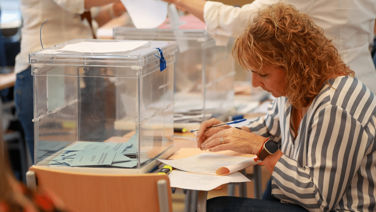 Una ciudadana a la que le ha tocado acudir a la mesa electoral de las elecciones generales