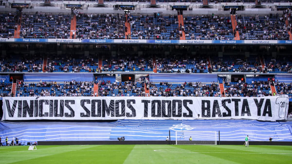 Los fanáticos del Real Madrid muestran pancartas en apoyo del jugador del Real Madrid Vinicius Junior durante la liga española