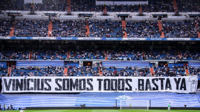 Los fanáticos del Real Madrid muestran pancartas en apoyo del jugador del Real Madrid Vinicius Junior durante la liga española