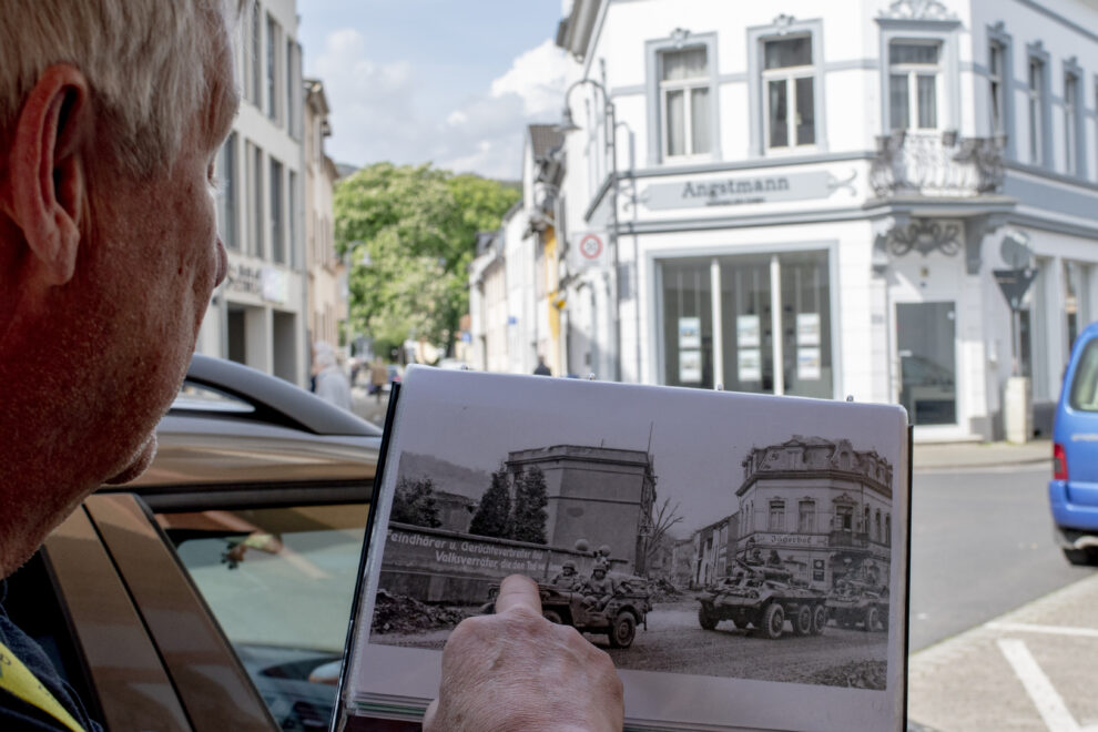 Volger Theos, director del museo del puente, muestra la imagen de la llegada de los estadounidenses a Remagen con el fondo de la calle actual.