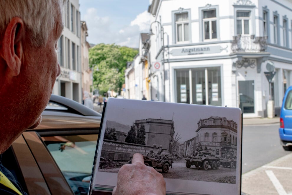 Volger Theos, director del museo del puente, muestra la imagen de la llegada de los estadounidenses a Remagen con el fondo de la calle actual.