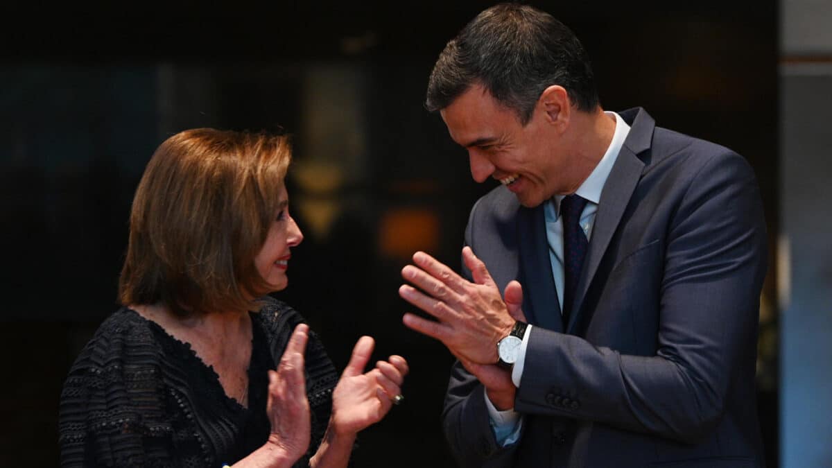 Sánchez condecora a Pelosi por "romper los techos de cristal" y su "defensa de la democracia"