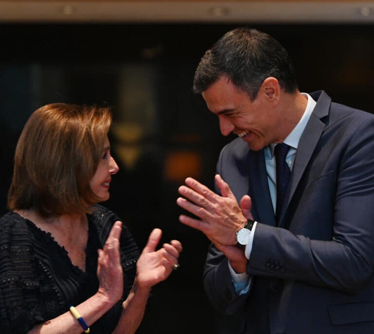 Sánchez condecora a Pelosi por "romper los techos de cristal" y su "defensa de la democracia"