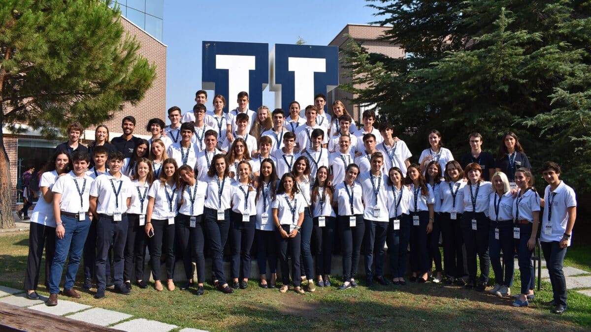 Banco Santander premia el talento y la excelencia de los futuros universitarios. Cincuenta estudiantes de bachillerato españoles emprenderán un viaje de 20 días por Europa para sumergirse en la historia, la esencia y los ideales de algunas de las universidades más emblemáticas del continente.