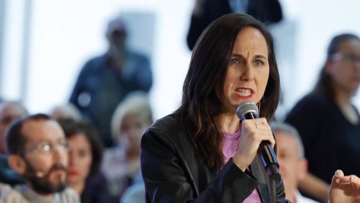 La secretaria general de Podemos y ministra de Derechos Sociales y Agenda 2030, Ione Belarra, interviene durante un acto de campaña, en el Palacio de Congresos