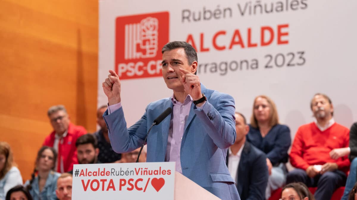 El secretario general del PSOE y presidente del Gobierno, Pedro Sánchez, interviene durante el acto de final de campaña electoral del PSC, en el Palau de Congressos