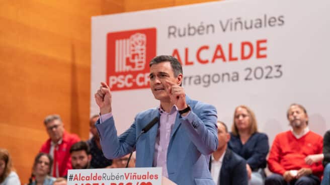 El secretario general del PSOE y presidente del Gobierno, Pedro Sánchez, interviene durante el acto de final de campaña electoral del PSC, en el Palau de Congressos