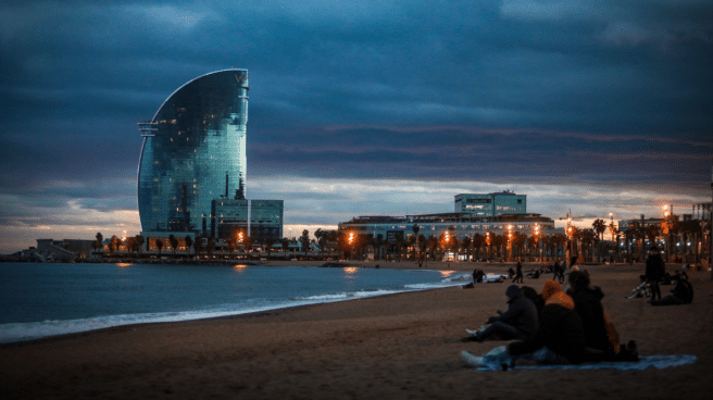 La playa de la Barceloneta, en Barcelona, donde es festivo el 5 de junio de 2023
