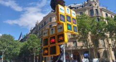 Un semáforo 'tetris' con 18 pantallas para ciclistas genera debate en Barcelona