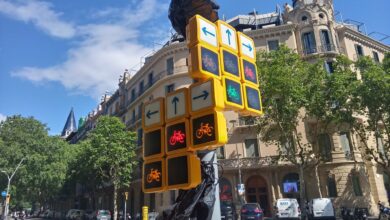 Un semáforo 'tetris' con 18 pantallas para ciclistas genera debate en Barcelona