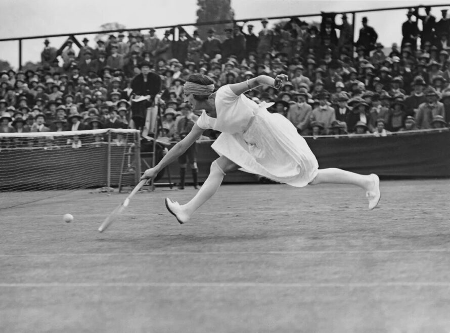 Suzanne Lenglen, la 'diva' de la pista que ganó 31 títulos de Grand Slam y revolucionó el tenis (y la moda). 