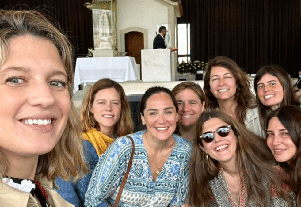 Tamara Falcó y sus amigas posan frente a la virgen de Fátima