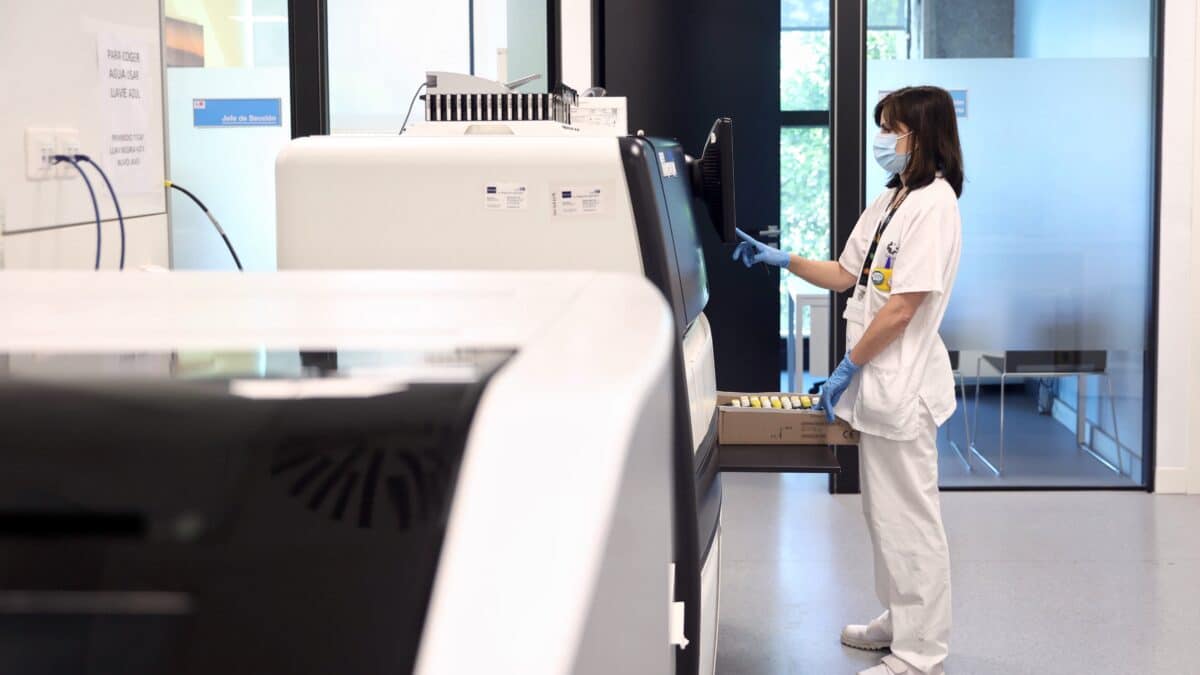 Una técnico de laboratorio trabaja con pruebas PCR en el Laboratorio de Microbiología del Hospital público Gregorio Marañón