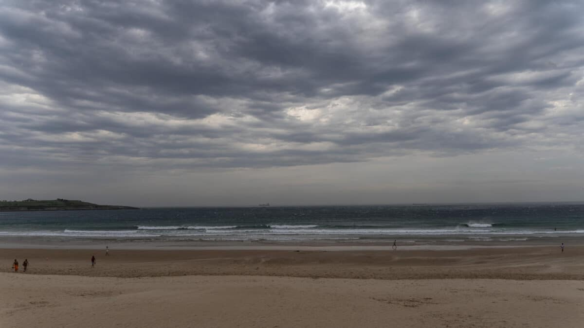 Playa del Sardinero con el cielo nublado y lluvias en España en 2023