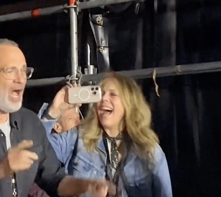 Tom Hanks lo da todo en el segundo concierto de Bruce Springsteen en Barcelona: "Es un verdadero fanático"