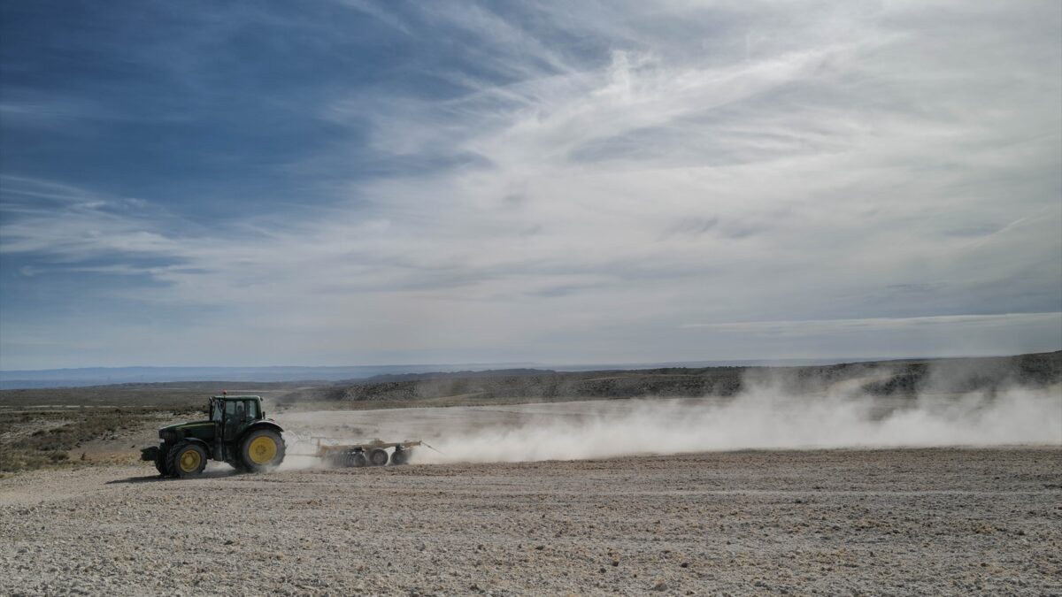 Un tractor ara la tierra en el campo de Belchite, en Mediana de Aragón, Zaragoza.