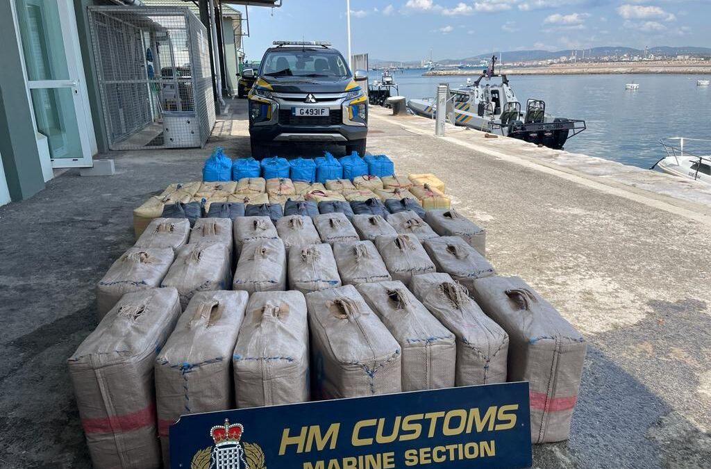 Gibraltar incauta dos toneladas de marihuana en fardos flotando en el mar