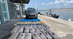 Aduanas incauta dos toneladas de marihuana en fardos flotando en el mar en Gibraltar