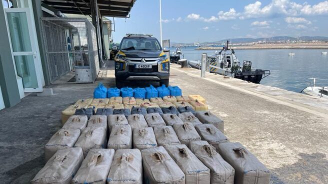 Aduanas incauta dos toneladas de marihuana en fardos flotando en el mar en Gibraltar Gibraltar incauta dos toneladas de marihuana en fardos flotando en el mar