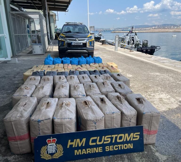 Aduanas incauta dos toneladas de marihuana en fardos flotando en el mar en Gibraltar