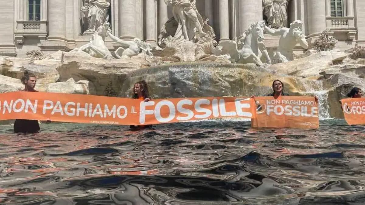 Climate activists paint the Trevi Fountain black