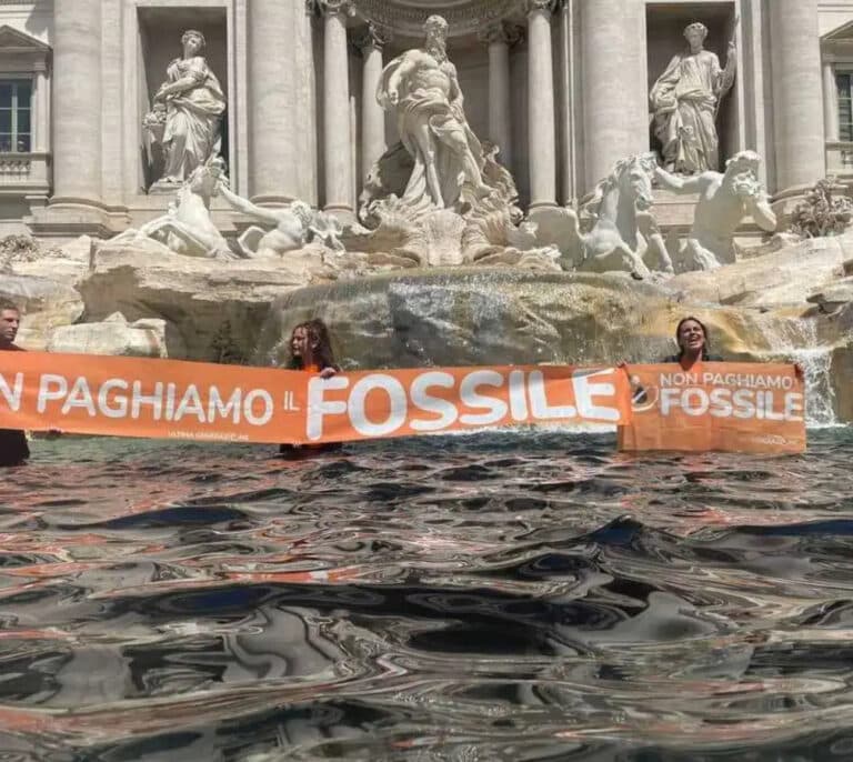 Activistas climáticos tiñen de negro la Fontana de Trevi