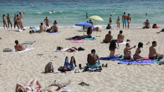 Los españoles en la playa durante las vacaciones de julio lo que podría coincidir con la fecha de celebración de las elecciones generales de 23 de julio