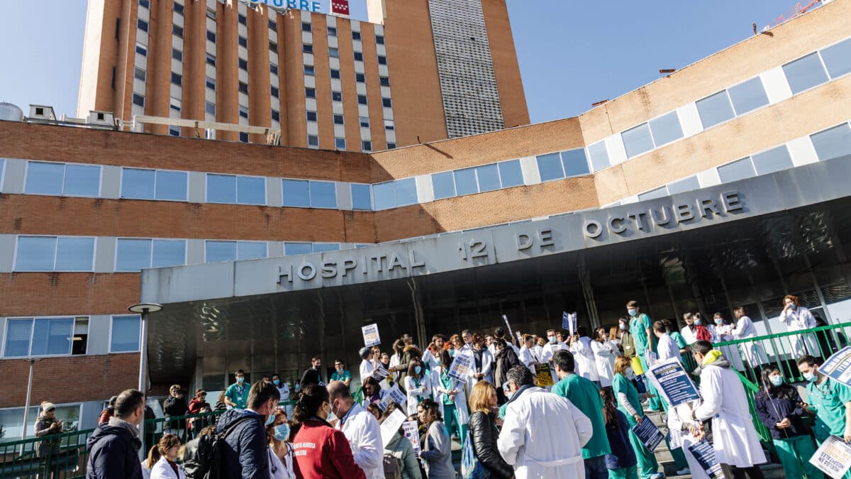 Varios médicos y sanitarios protestan durante una concentración a las puertas del Hospital 12 de octubre